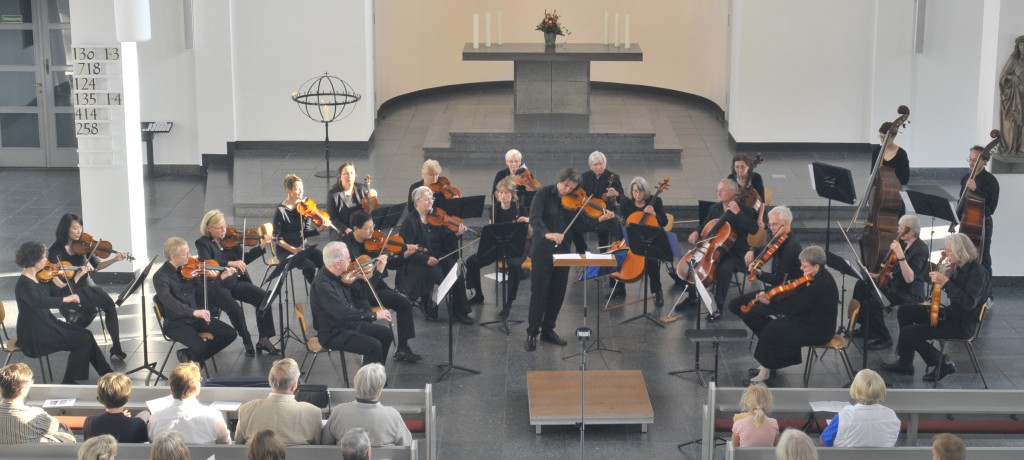 Das Kammerorchester Berliner Cappella während eines Orchesterkonzerts im Sommer 2013 in der Matthäikirche in Berlin-Tiergarten
