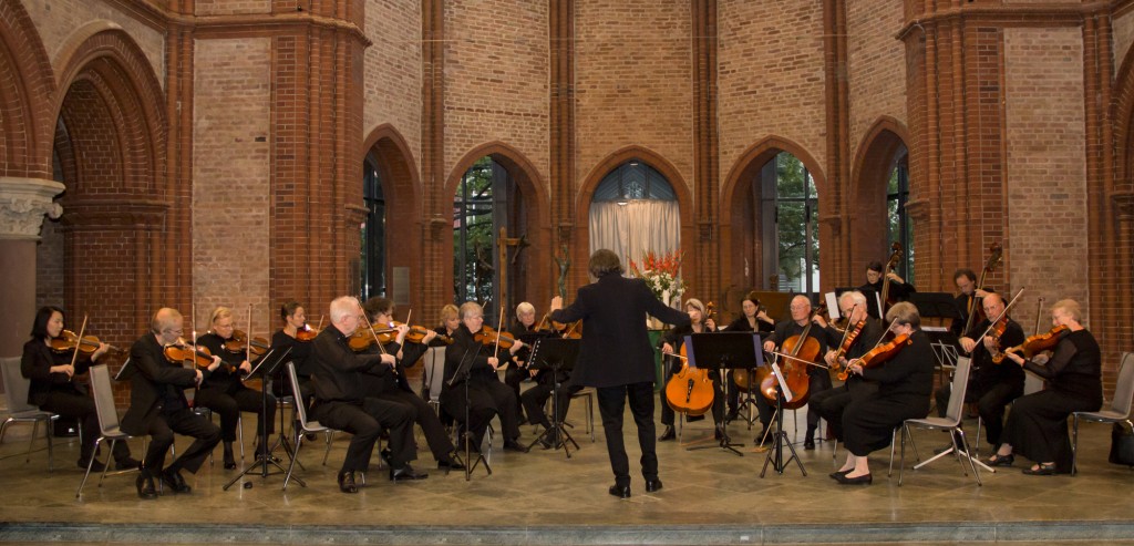 Das KAMMERORCHESTER BERLINER CAPPELLA im September 2013 während eines Konzerts in der Heilig-Kreuz-Kirche - Foto: J. Kandziora